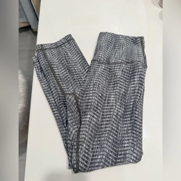 lululemon athletica Gray and White Textured Leggings - Picture 1 of 6